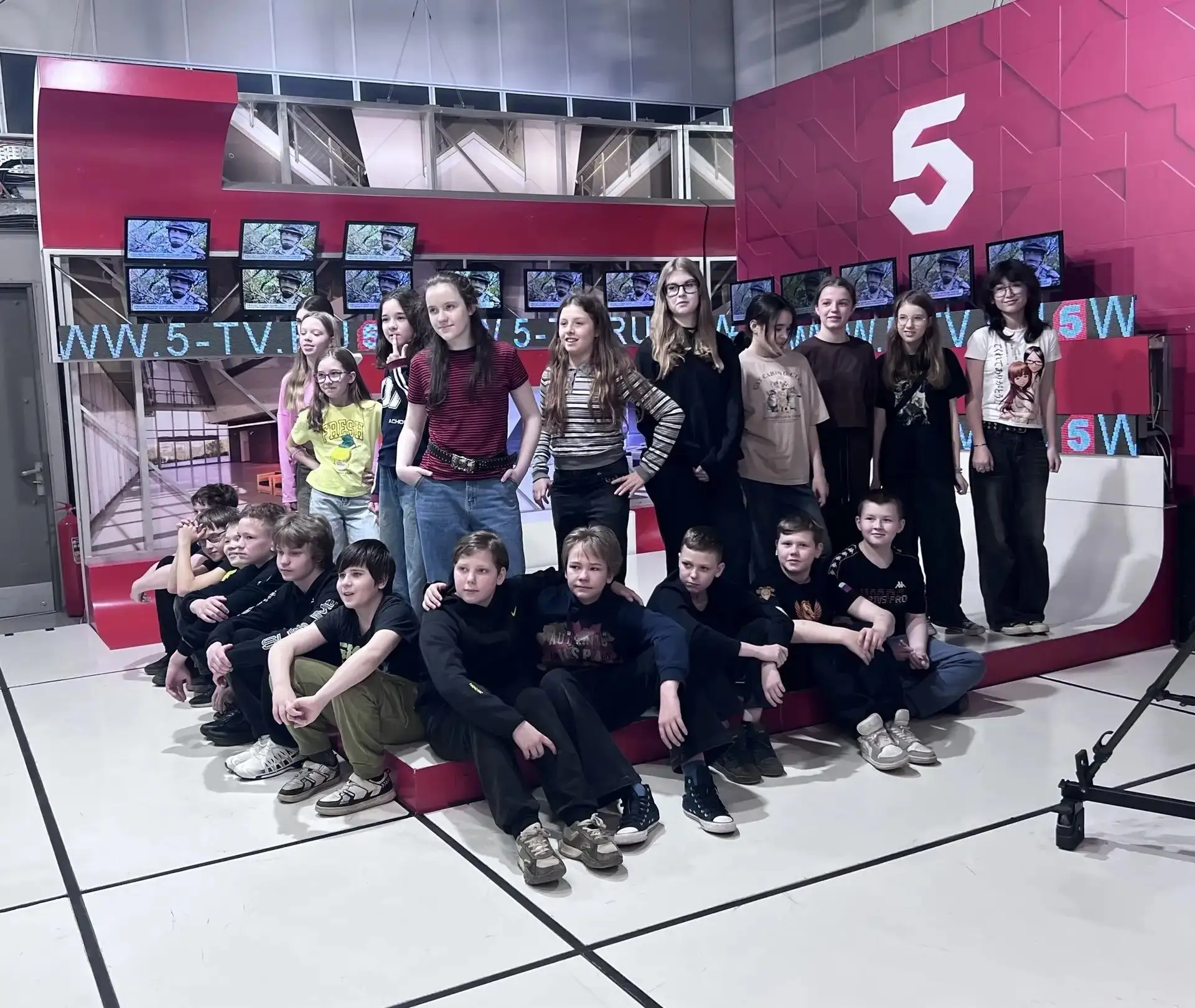 Как 6 «Б» побывал в роли телезвёзд  На днях наш 6 «Б» класс совершил удивительное путешествие — мы п