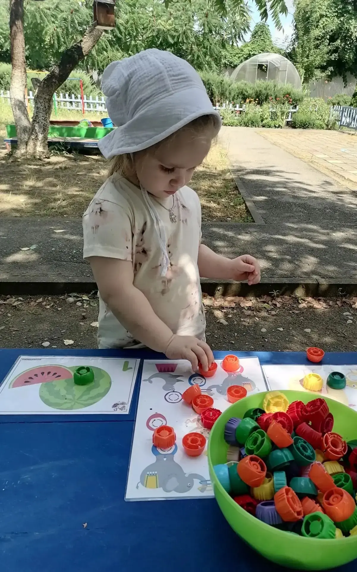 Наши малыши группы раннего возраста №1 сегодня покоряли "цветную мозаику": раскладывали крышки от "Ф