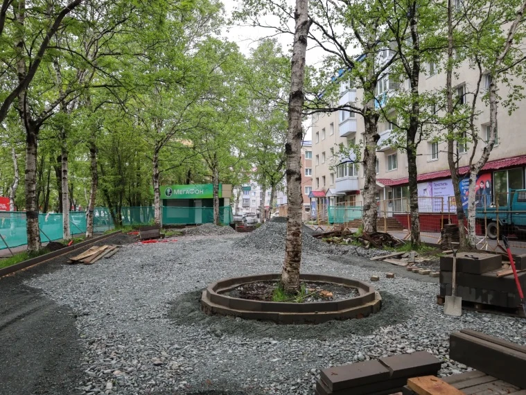 🌿 В Корсакове продолжается благоустройство общественных пространств, которые жители выбрали во врем