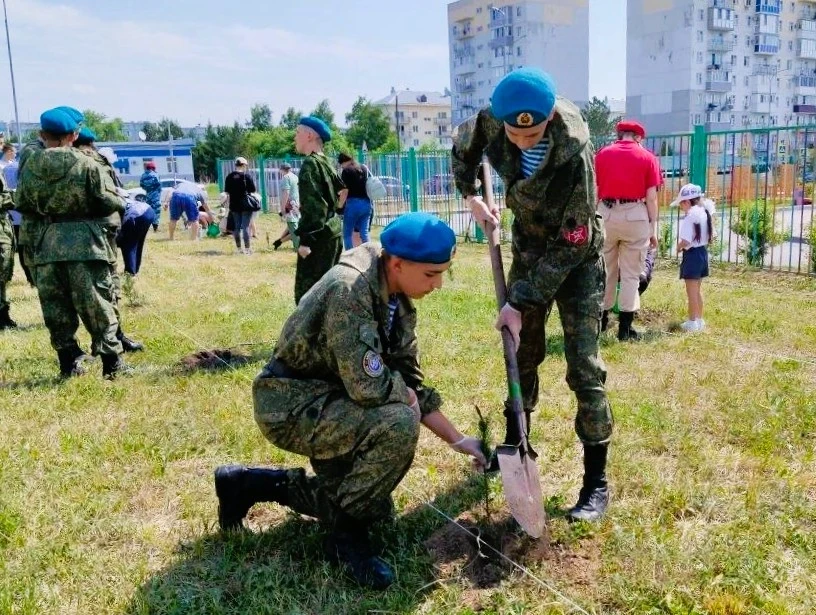 🕊️ Сад памяти, как символ подвигов!

Накануне Дня России юнармейцы Беловского городского округа при