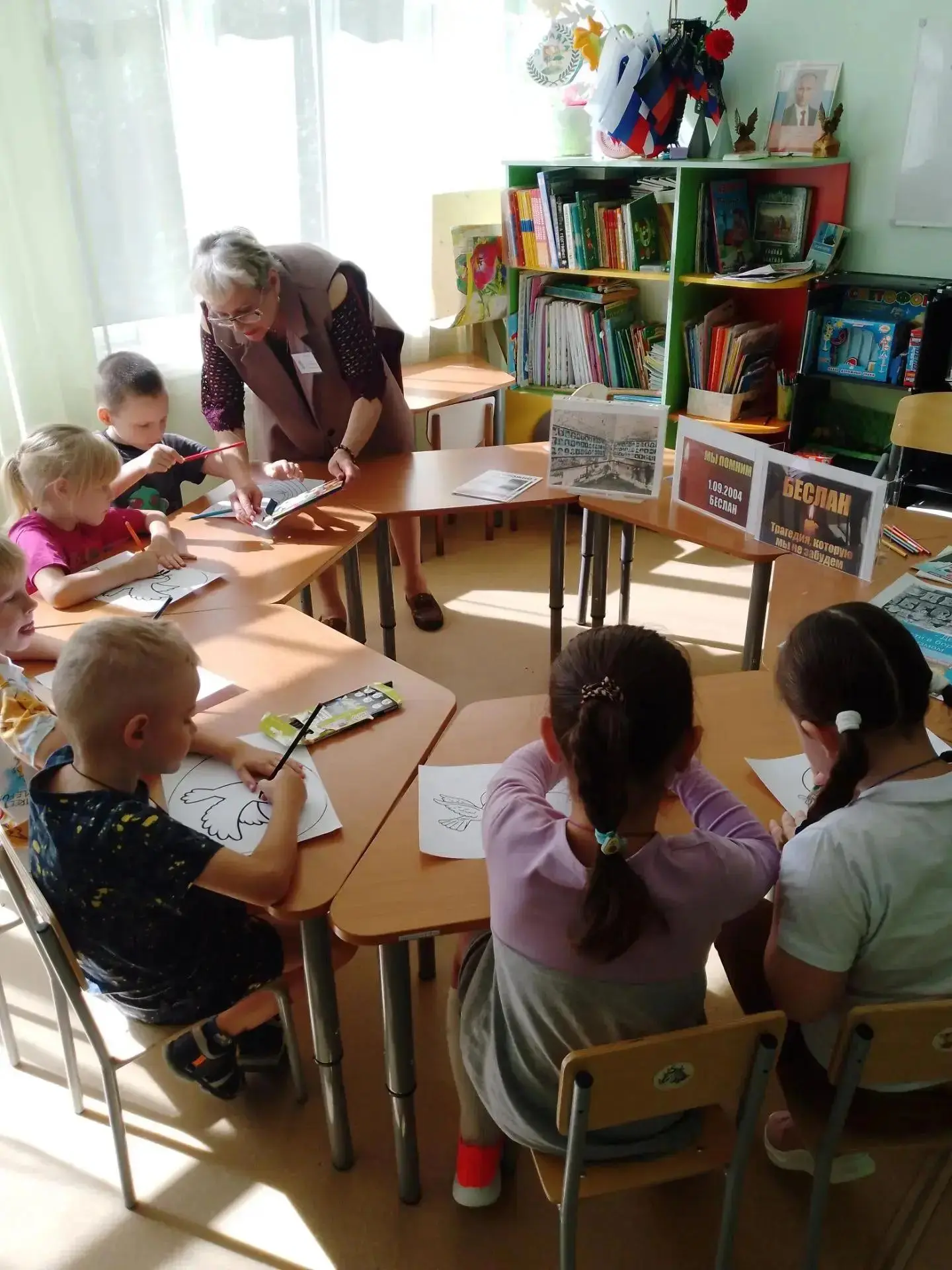 Накануне Дня солидарности в борьбе с терроризмом библиотекарь городской библиотеки Ясин...