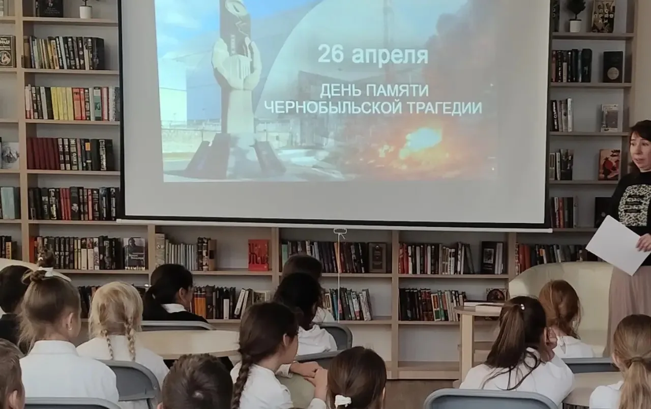На этой неделе 2 "А" класс посетил библиотеку . Тема :"Чернобыль 40 лет спустя".  Мероприятие посвящ