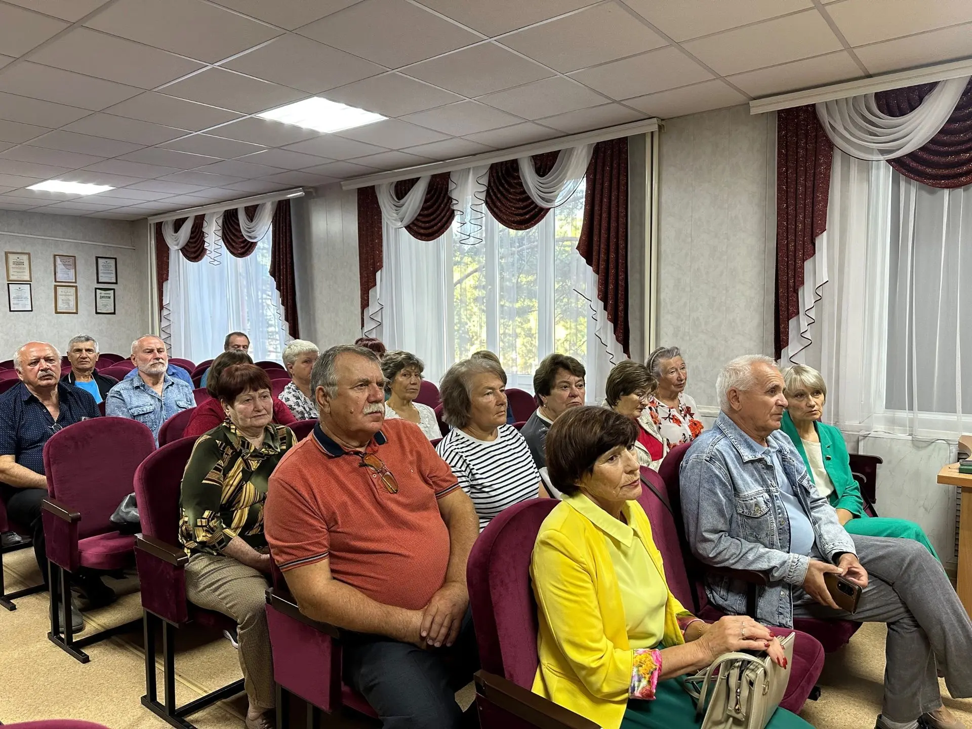 💪Сегодня Глава района Богдан Вячеславович Луцкий встретился с нашими ветеранами — людь...