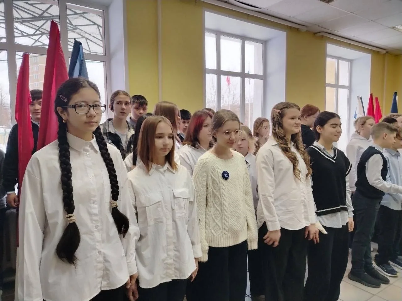 Новая учебная неделя в нашей школе традиционно началась с торжественной линейки и внеурочного заняти