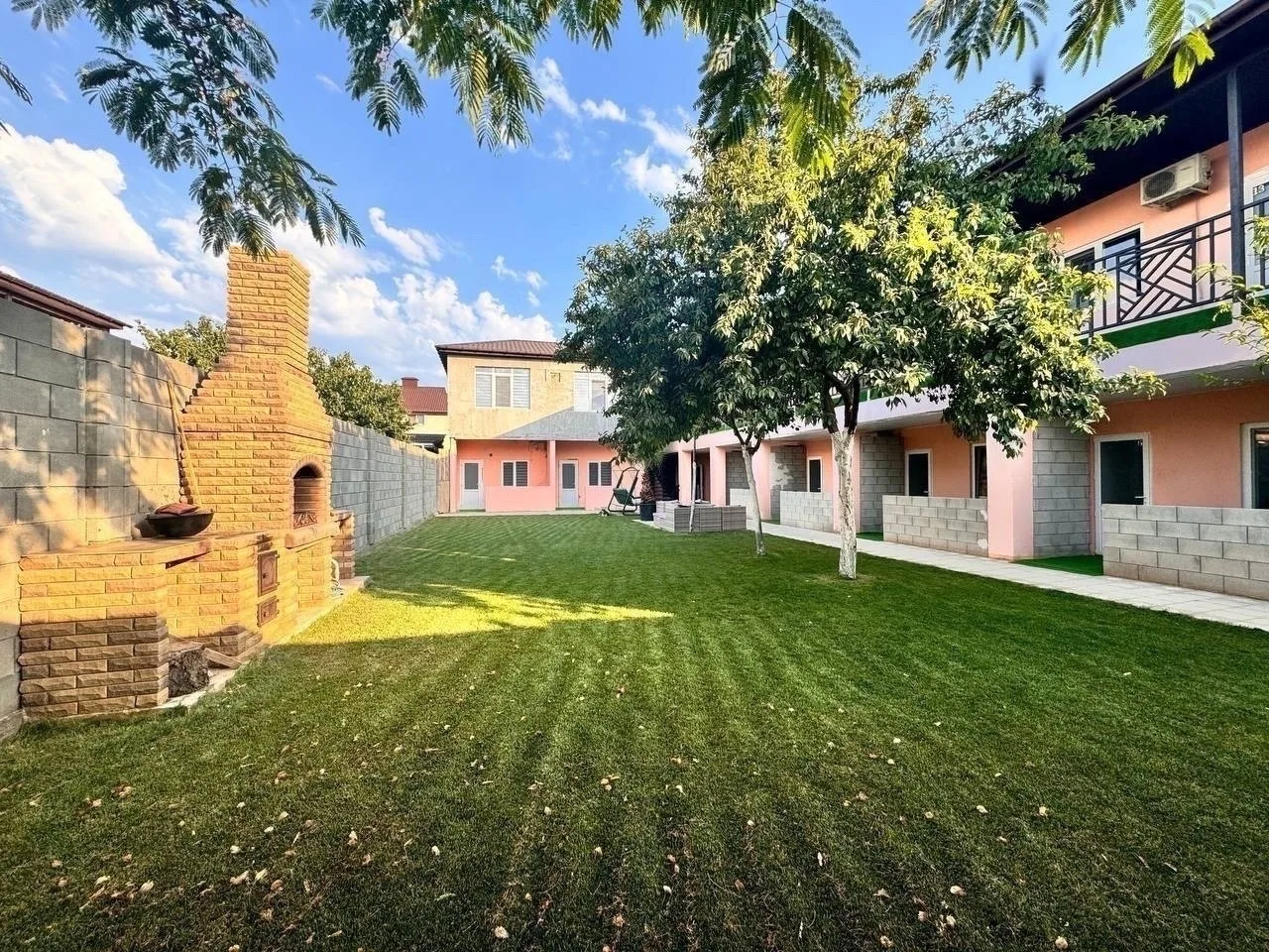 #ШТОРМОВОЕ ул. Ленина, дом 19  🏠 Гостевой дом "Розовая пантера"  ✅ ОПИСАНИЕ: • Уютная зона отдыха с 