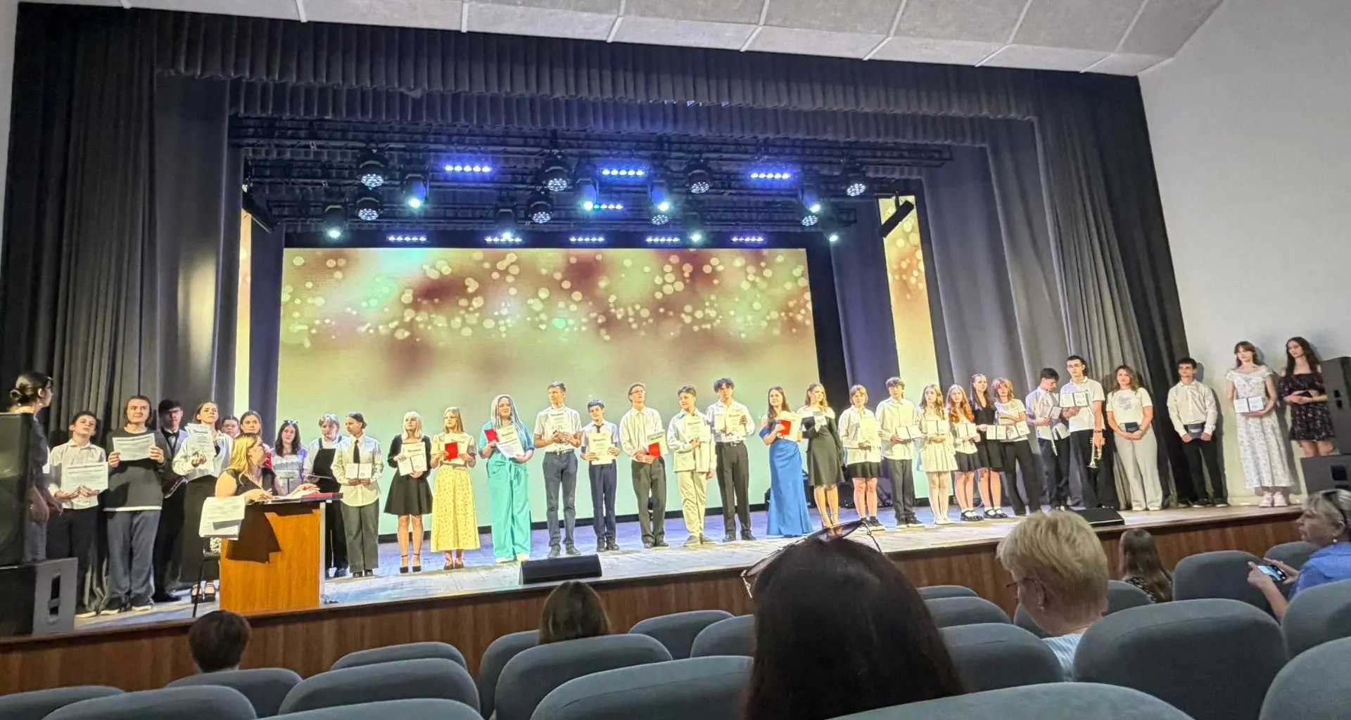 🔔 11 июня прозвенел последний звонок для наших выпускников!
64 учащихся получили свидетельства об о