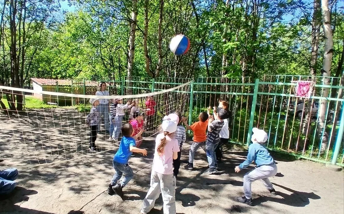 🌈 Весёлая прогулка после дождя: творчество и движение в подготовительной группе! 🌈

Сегодня погода