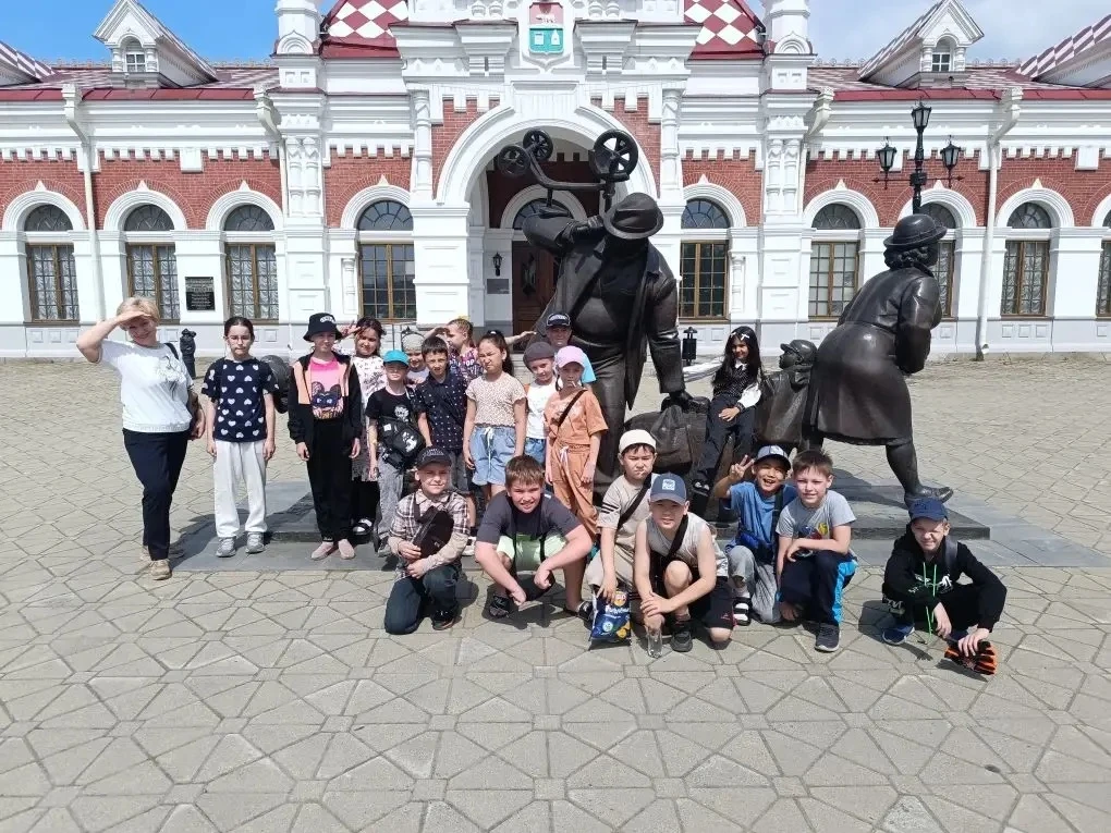 🚂 Встречайте последний учебный день 2 «А»! 🚃  Пока одни покоряли кинозалы, а другие — парковые полян