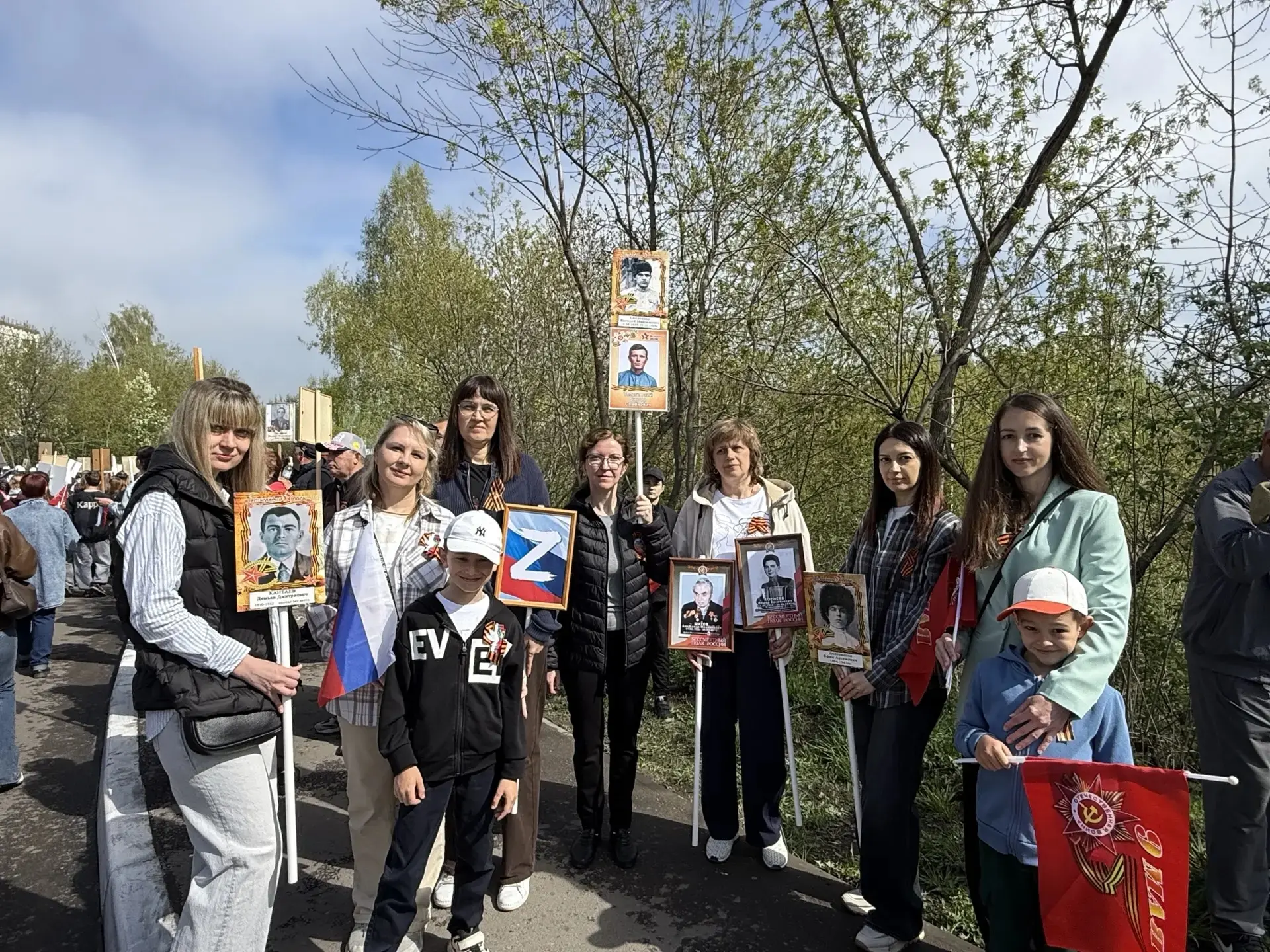 Сотрудники Финансового управления АОГО приняли участие в шествии "Бессмертного полка".