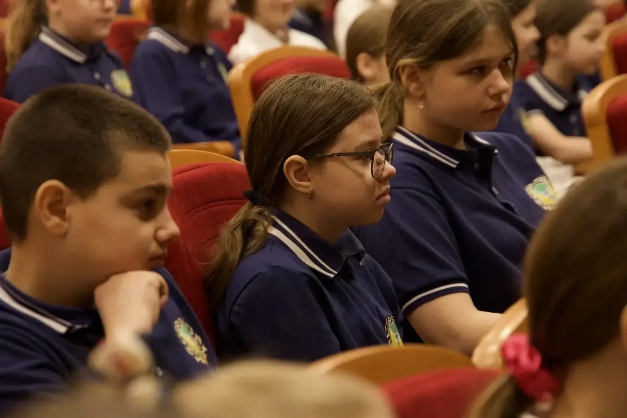 Еженедельная линейка🇷🇺  ✅  9 февраля - начало новой учебной недели. Утро понедельника  в нашей школе