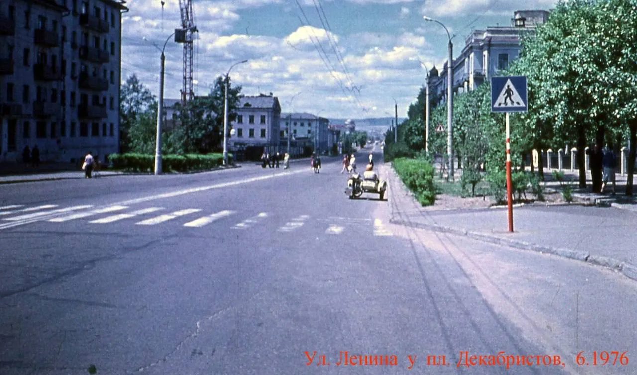 🏗 Улица Ленина в районе площади Декабристов летом 1976 года. Слева начинается строител...