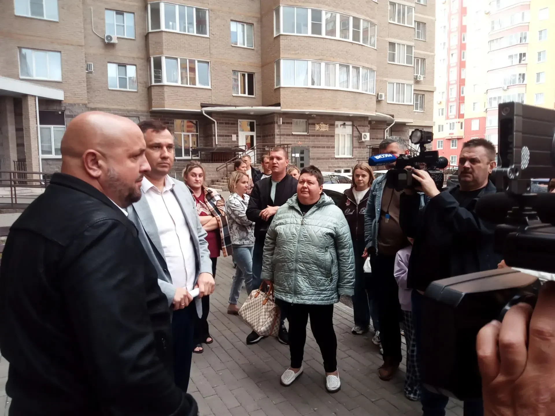 🏠 В Курске на проспектах Дериглазова и Победы устраняют повреждения от ударов украинских БПЛА

По п