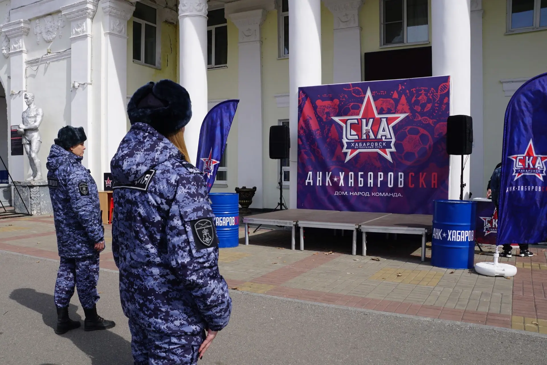 Росгвардейцы обеспечили безопасность в период проведения футбольного матча в Хабаровске   🔻Сотрудник