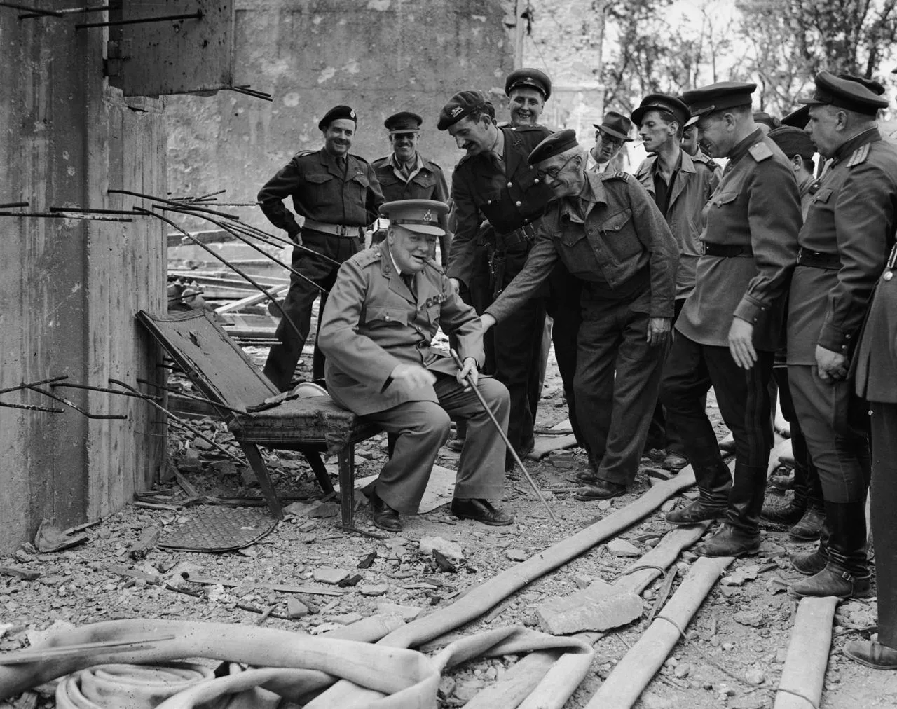 Чeрчилль сфотографировался у входа в бункер Гитлера сидя на его стуле.

ИСТОРИЯ |ФАКТЫ |СЕКРЕТНО