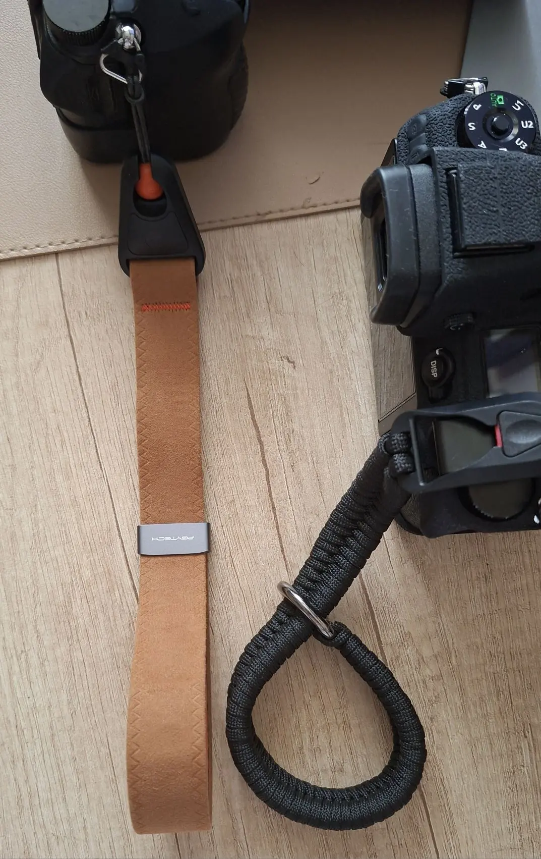 Как Юля кистевой ремешок покупала

Поскольку фотоаппарат мой с новым объективом стал весить ощутимо 