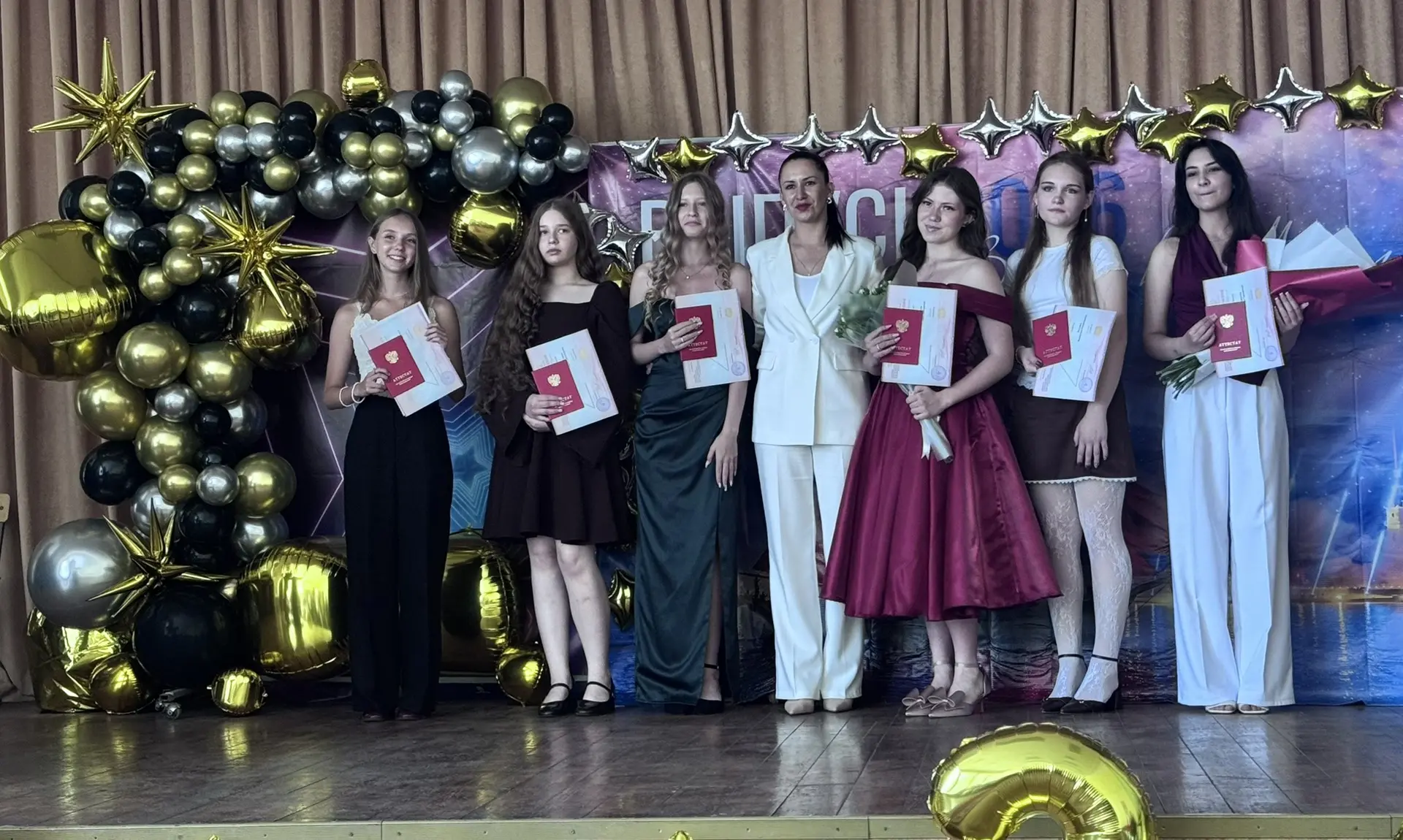 🎓 Сегодня в МБОУ СОШ №5 им. К. Соловьяновой состоялось торжественное вручение аттестат...