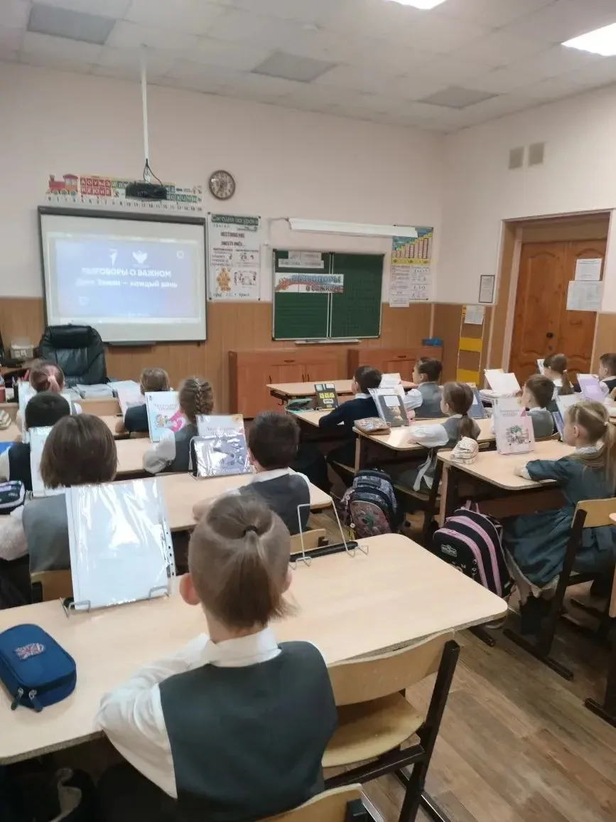 🇷🇺РАЗГОВОРЫ О ВАЖНОМ  🔔 Утро понедельника 20 апреля 2026 года в нашей школе традиционно началось с и
