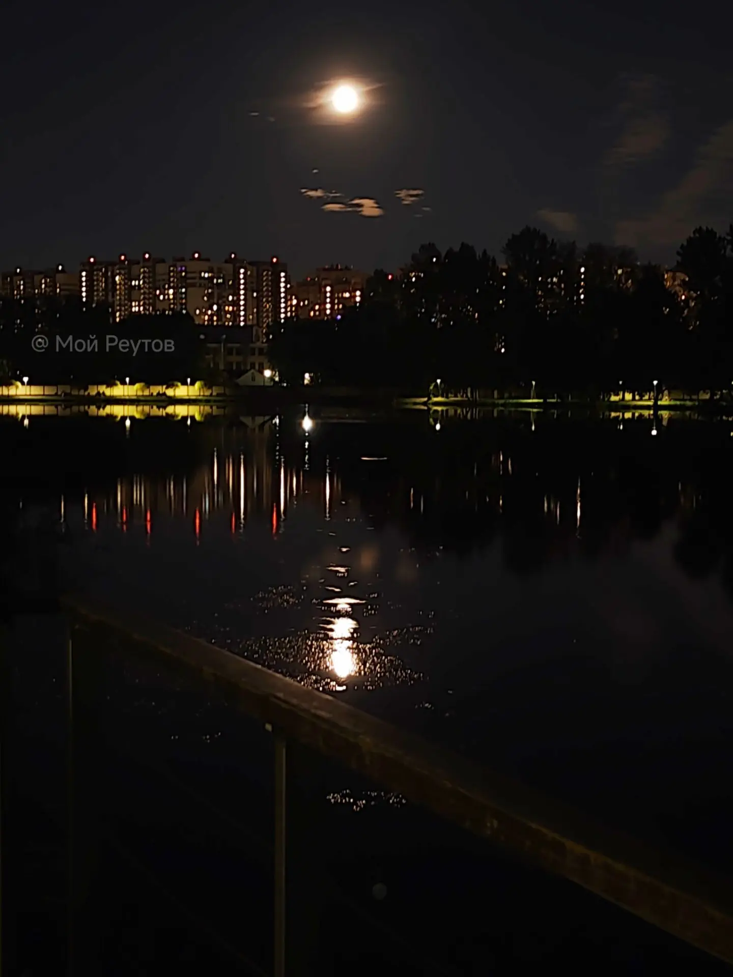 🌕 Луна над городом