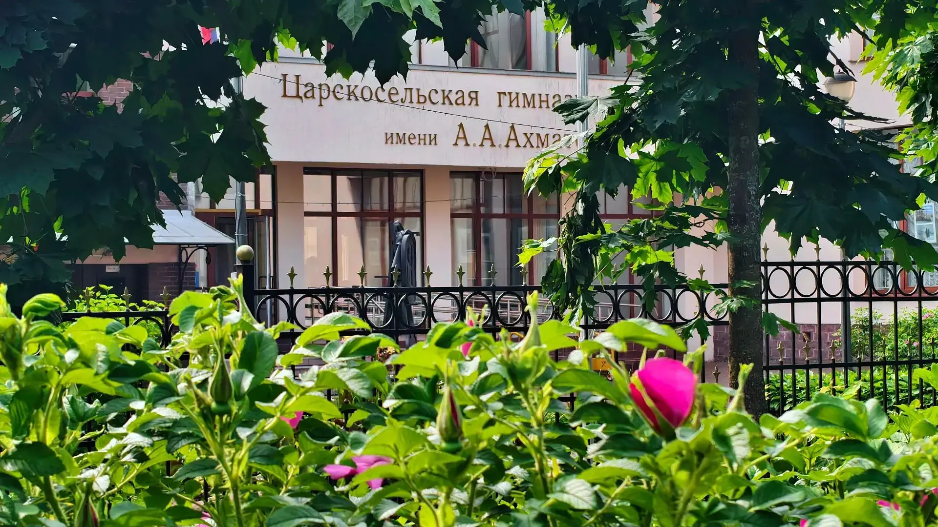Дорогие учащиеся, уважаемые родители и коллеги!

Примите самые искренние и сердечные поздравления с 