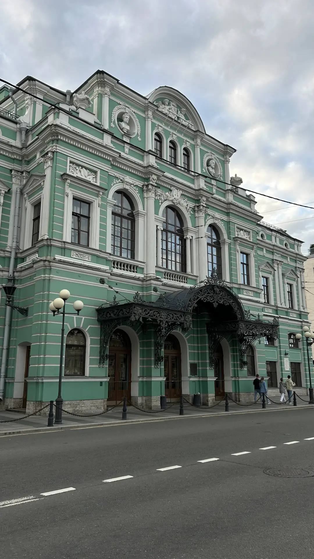 Театральные гастроли: что посмотреть в Петербурге этим летом