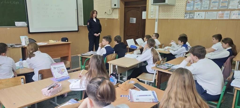 📢 Сегодня в 5 «Б» классе прошла важная встреча: сотрудник полиции Алена Анатольевна Семячкина расска