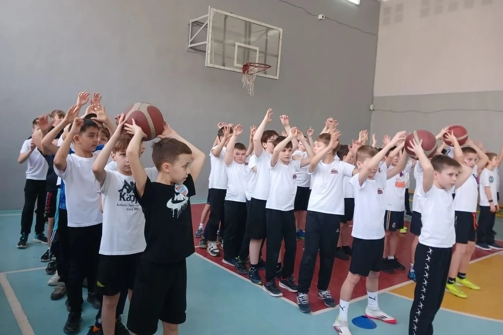 Спортивная эстафета среди учеников 2-4 классов🏆  Среди обучающихся начальной школы прошли спортивные