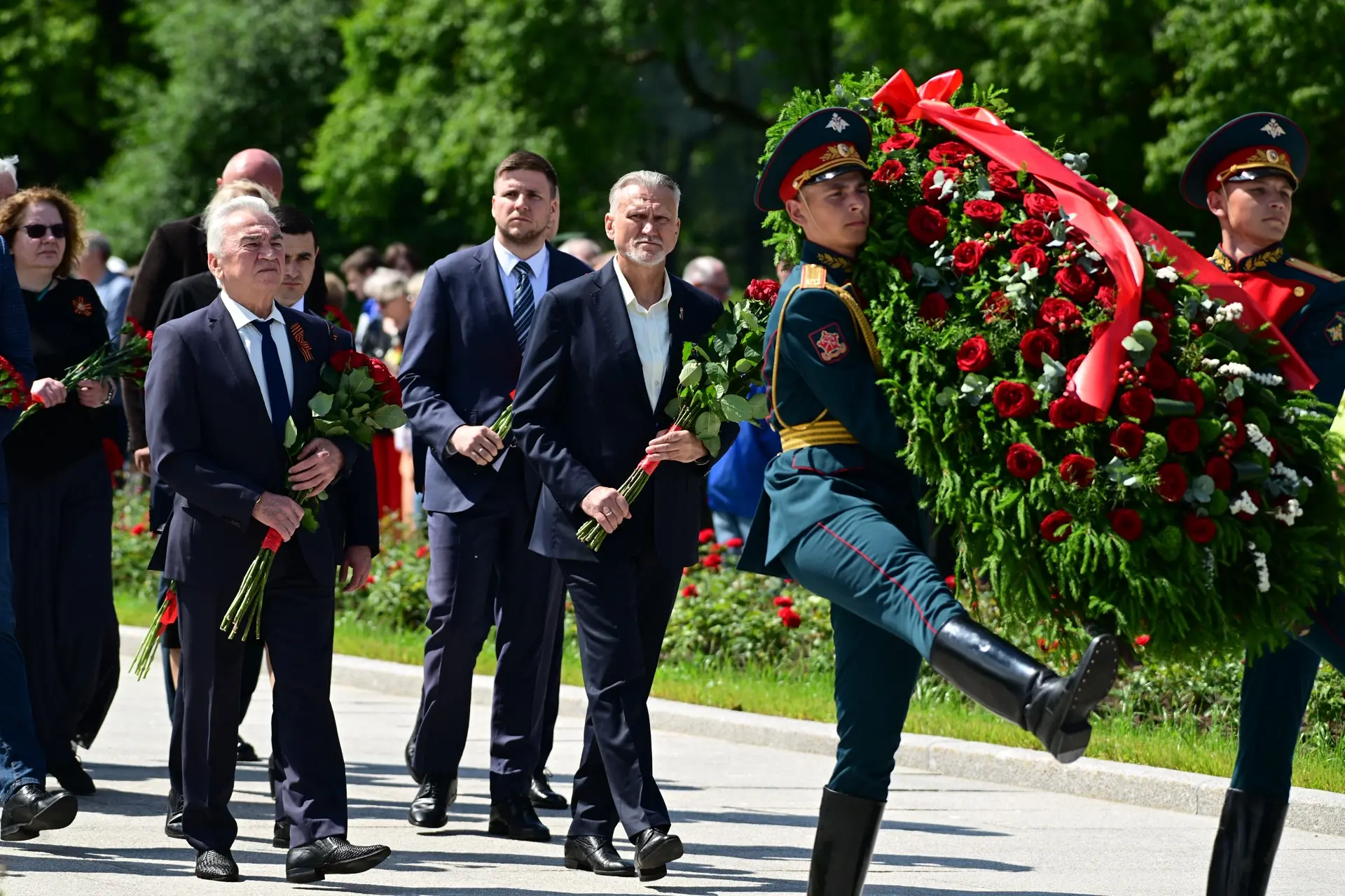 Делегация Ленинградской области возложила цветы к монументу «Мать-Родина» — на Пискарёвском мемориал