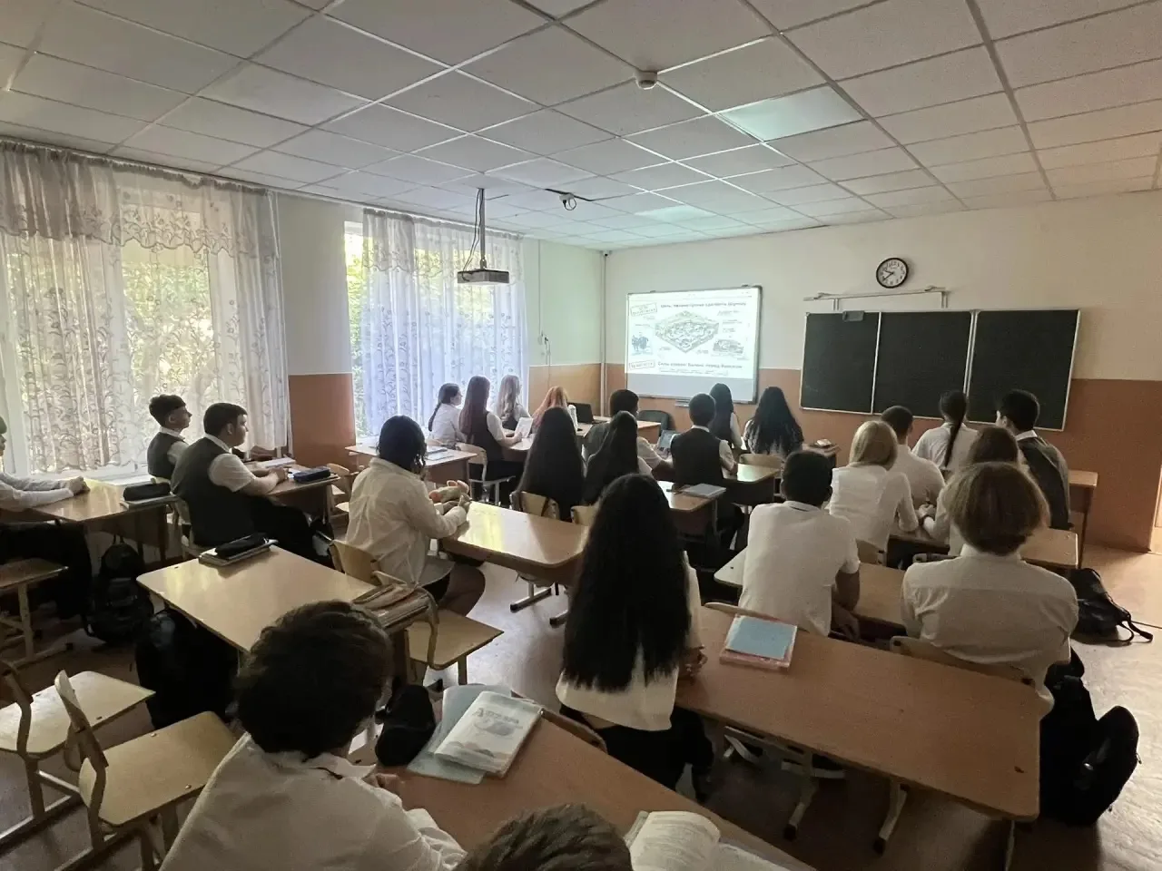 Сегодня в старших классах  отмечается День воинской славы — День Победы над милитаристс...