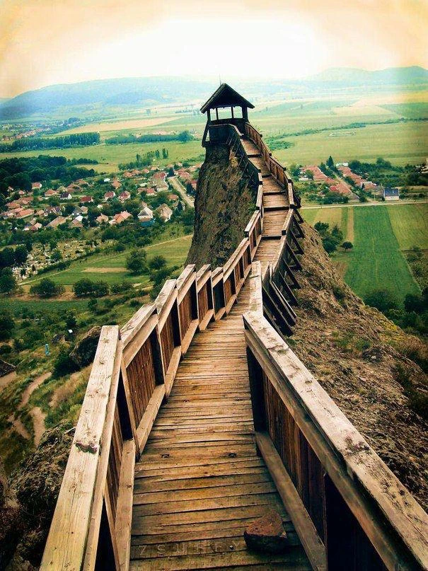 Больдогкёваралья, Венгрия
