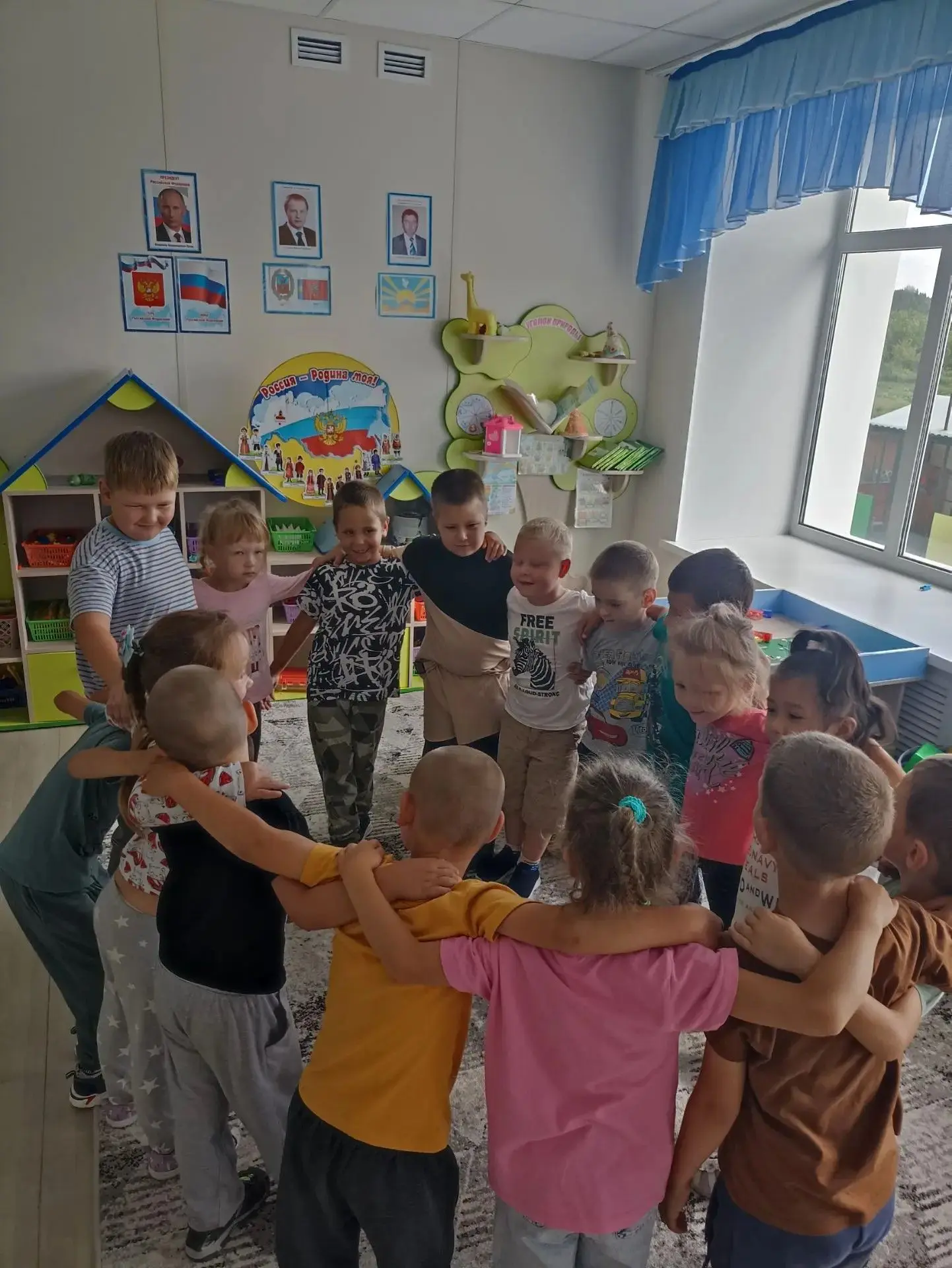 В подготовительной группе ребята сегодня играли в игры на сплочение, разучивали новые м...