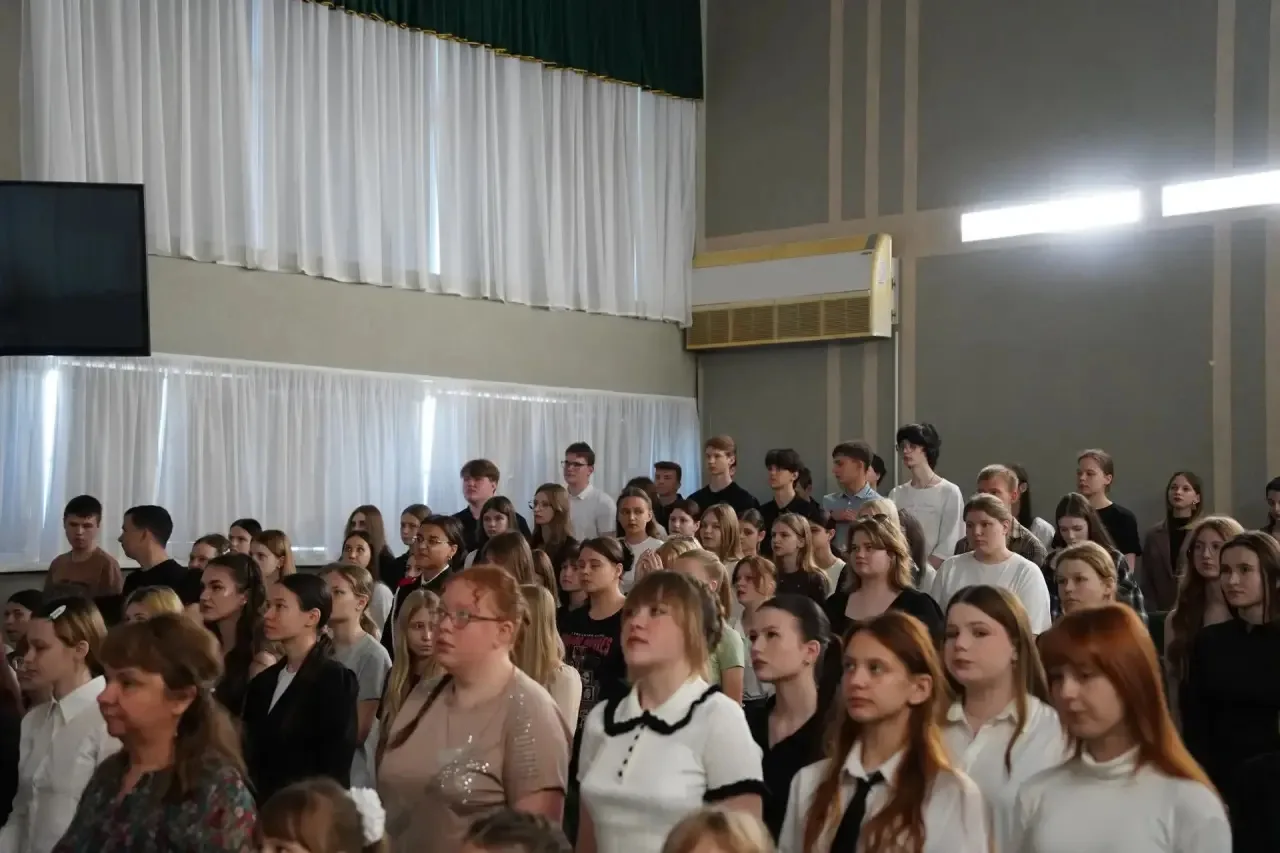 🇷🇺 25 мая начали рабочую неделю с проведения последний в этом учебном году Торжественной линейки, по