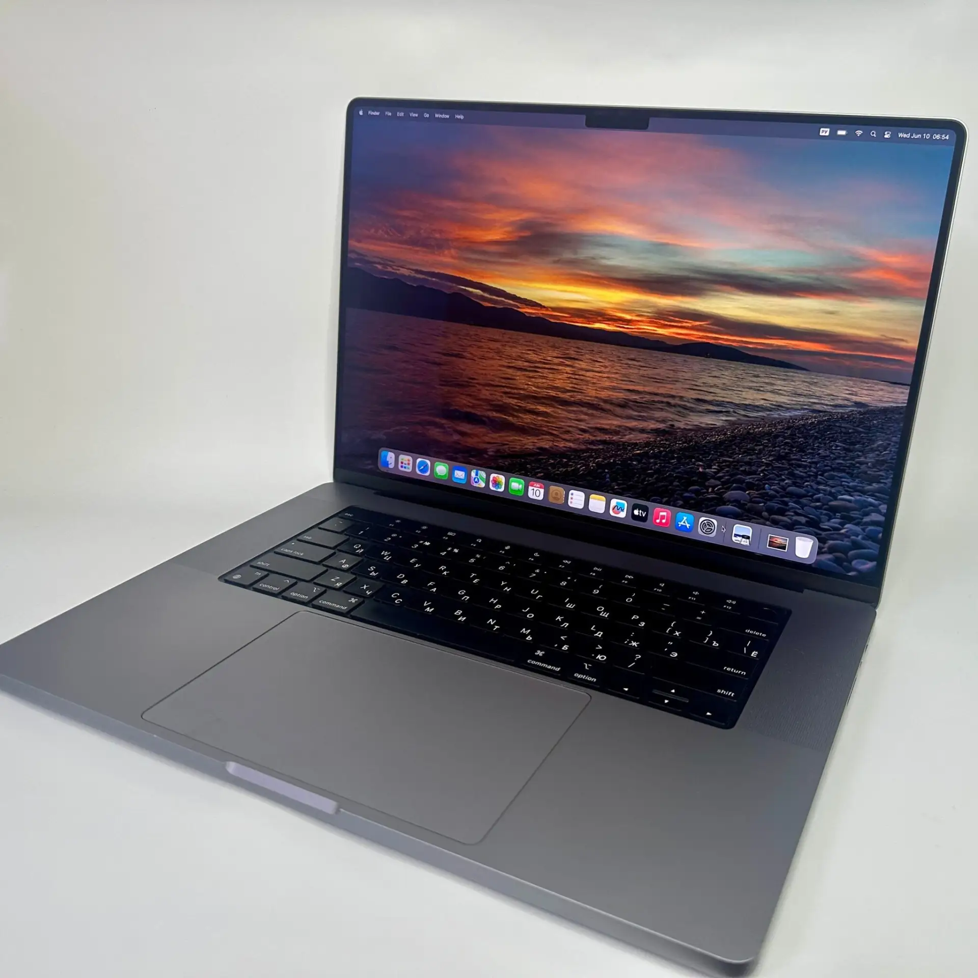 А знаете ли вы, что... у 16-дюймового MacBook Pro с M1 Pro порты работают неравномерно? Три разъёма 