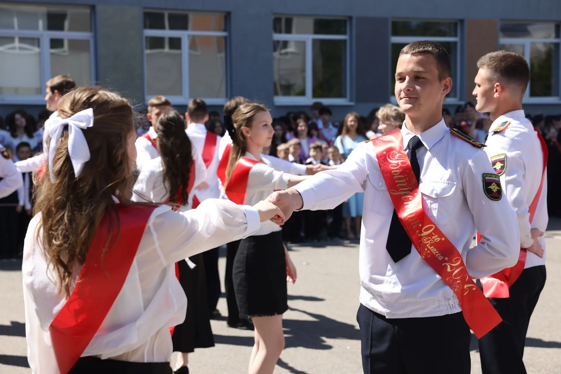 С лицеем №17 меня связывает давняя дружба. Каждый год с особой радостью посещаю торжественные линейк