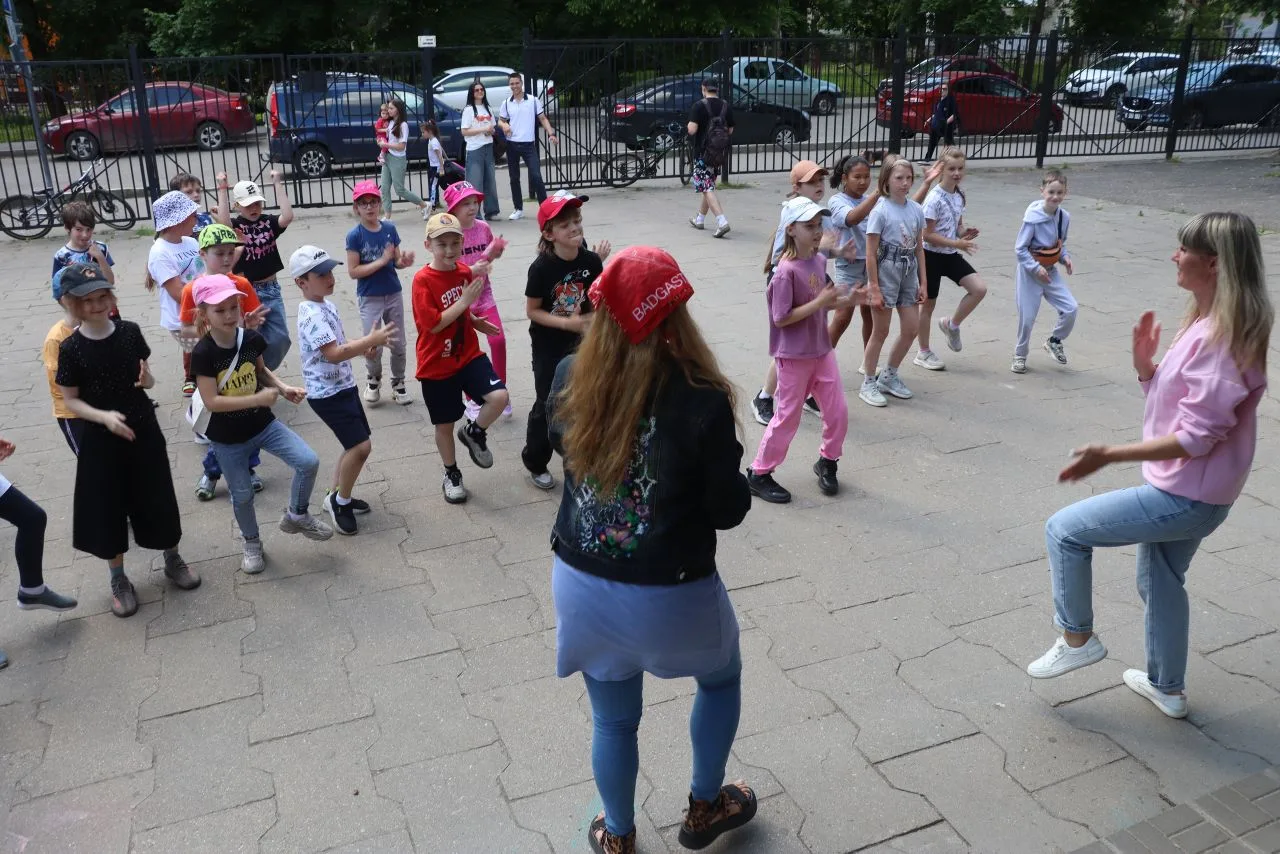 😊👫3 июня мобильный педагогический отряд «Дворовёнок» долетел до МБОУ «СШ № 25». На ст...