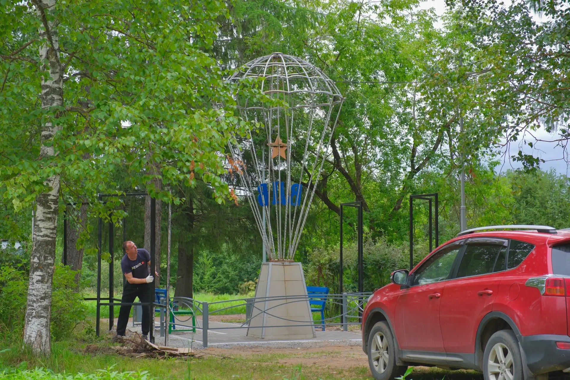 Памятный знак землякам-десантникам обрёл своё постоянное место. Мемориал ВДВ устанавливают на листве