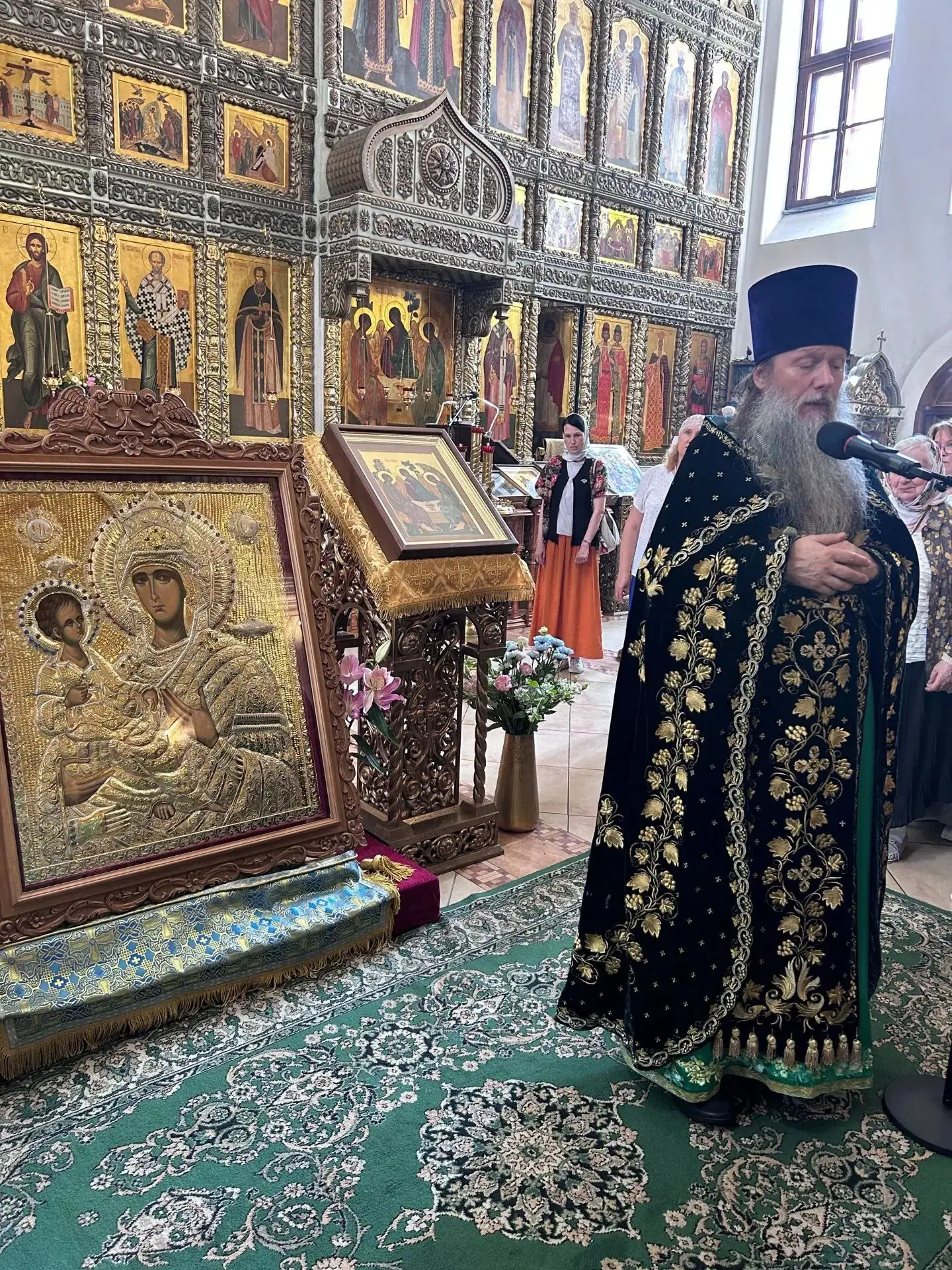 А тем временем в Москву вернулась чудотворная икона Божией Матери «Троеручица»