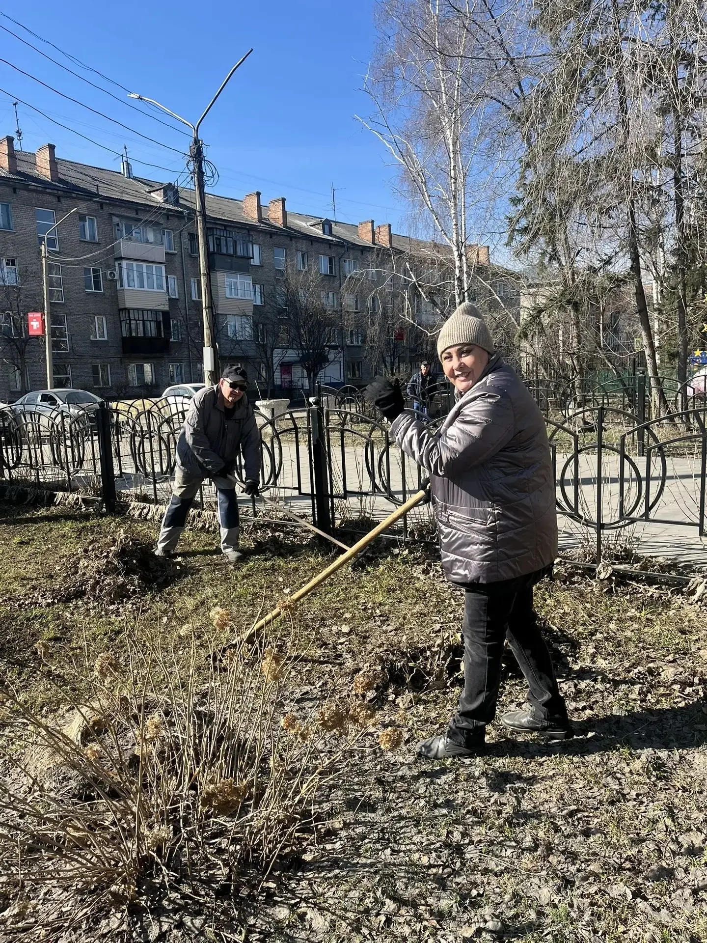 📣В Бийске стартовали весенние субботники  Одними из первых на уборку прилегающих территорий вышли ве