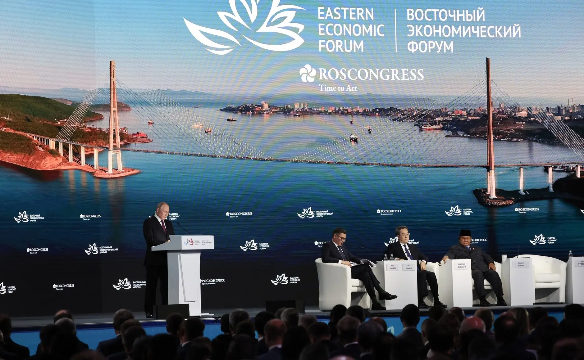 🎤 Владимир Путин на пленарном заседании ВЭФ: жилищные условия улучшили 220 тысяч семей...