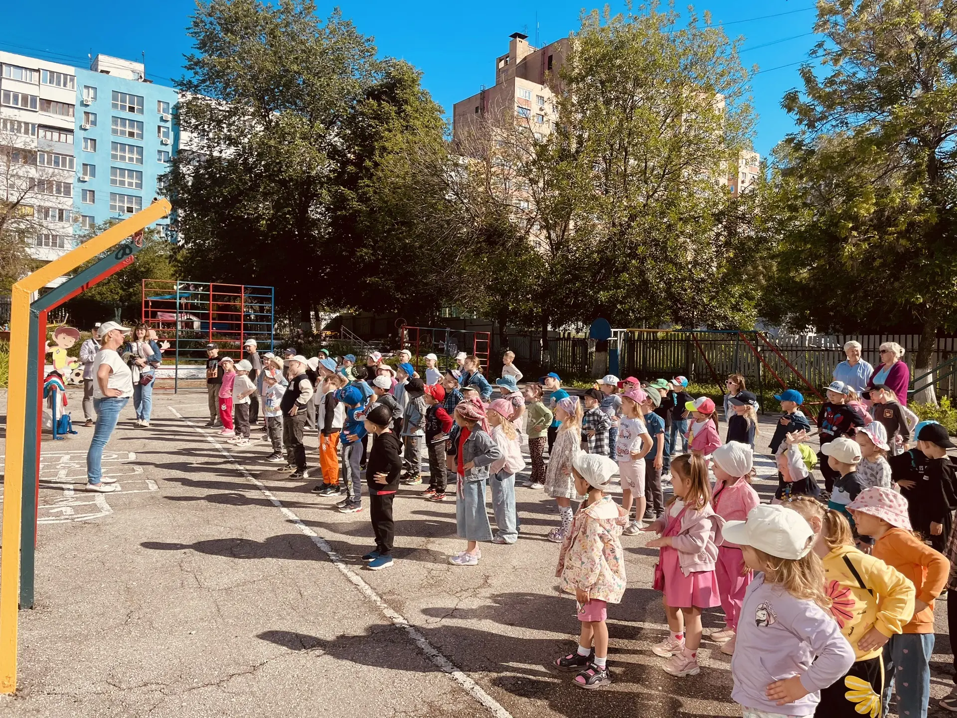 Утренняя зарядка с любимым воспитателем🌞🌈👫