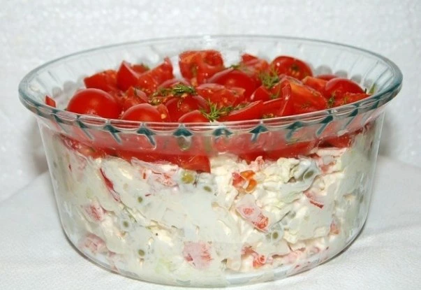 КРАСНАЯ ШАПОЧКА 
 
Ингредиенты:
 Курица отварная - 150 гр
 Перец сладкий - 1 шт.
 Капуста пекинская 