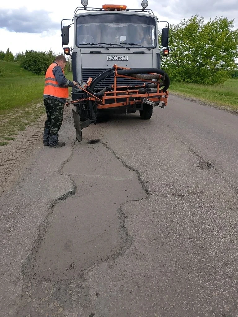 Пока идут подготовительные работы к основному ремонту дорог, продолжаем устранять локал...