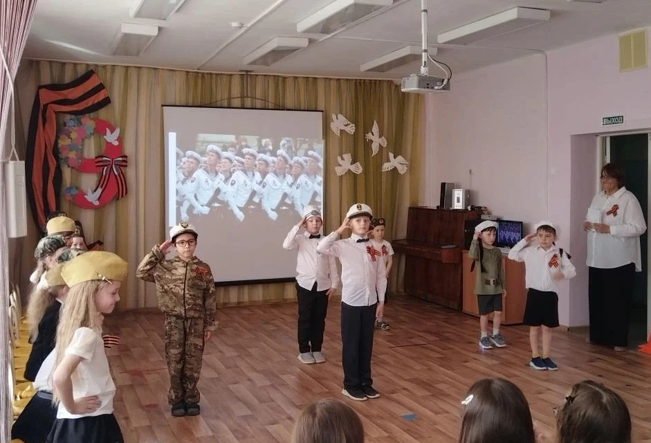 Никто не забыт, ничто не забыто…        В преддверии Дня Победы дошкольники пригласили гостей: члено