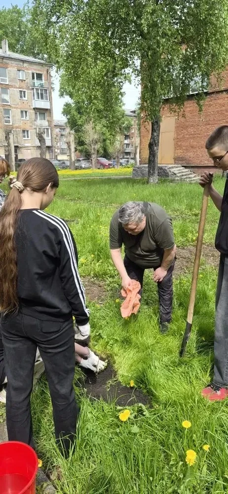 Школьная «Аллея Героев» пополняется новыми саженцами. Участник СВО Нестеров В.В. совмес...