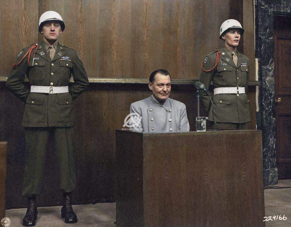 Герман Геринг на скамье подсудимых на Нюрнбергском процессе, 1946 год.