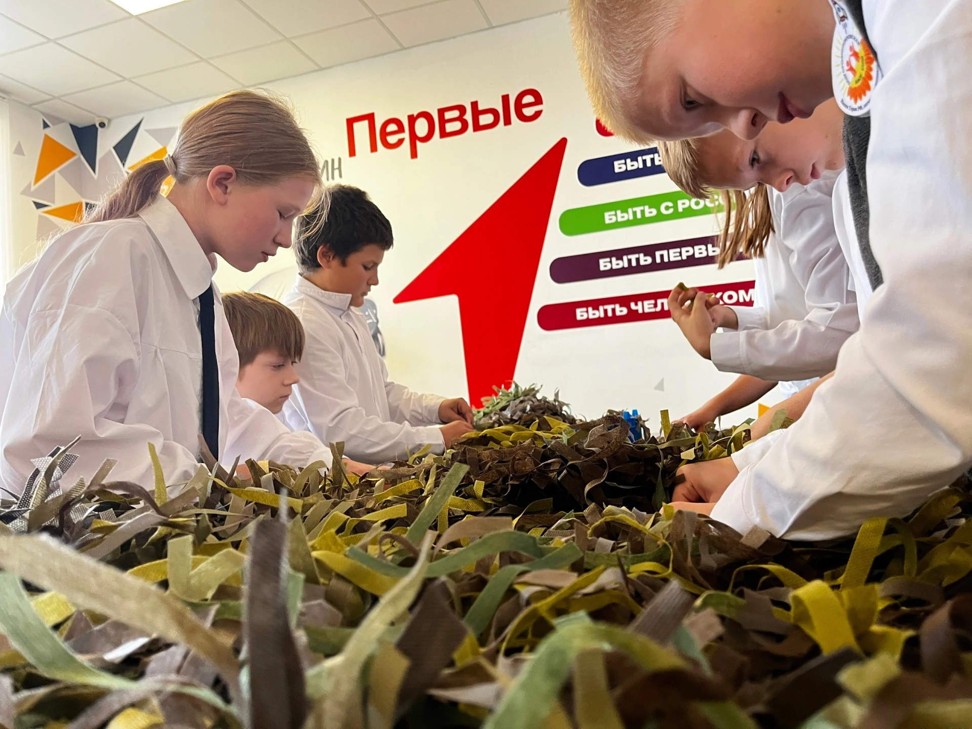 🇷🇺Мы объединились для важного дела — плетение маскировочных сетей для наших защитников.