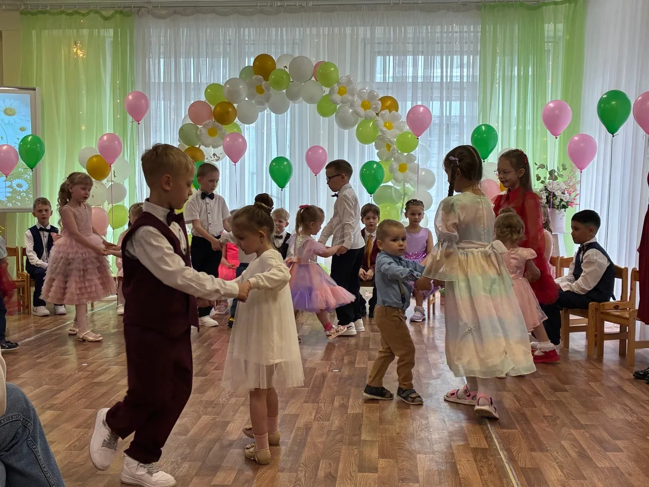 ✨🎈Волнительный и трогательный праздник прощания с детским садом💯 прошел для воспитанников группы "