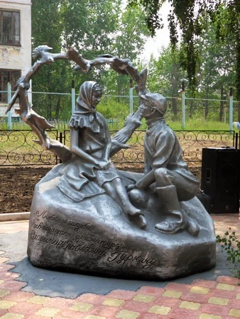 Памятник героям фильма «Любовь и голуби» установлен в 2011 году в Иркутской области, в ...