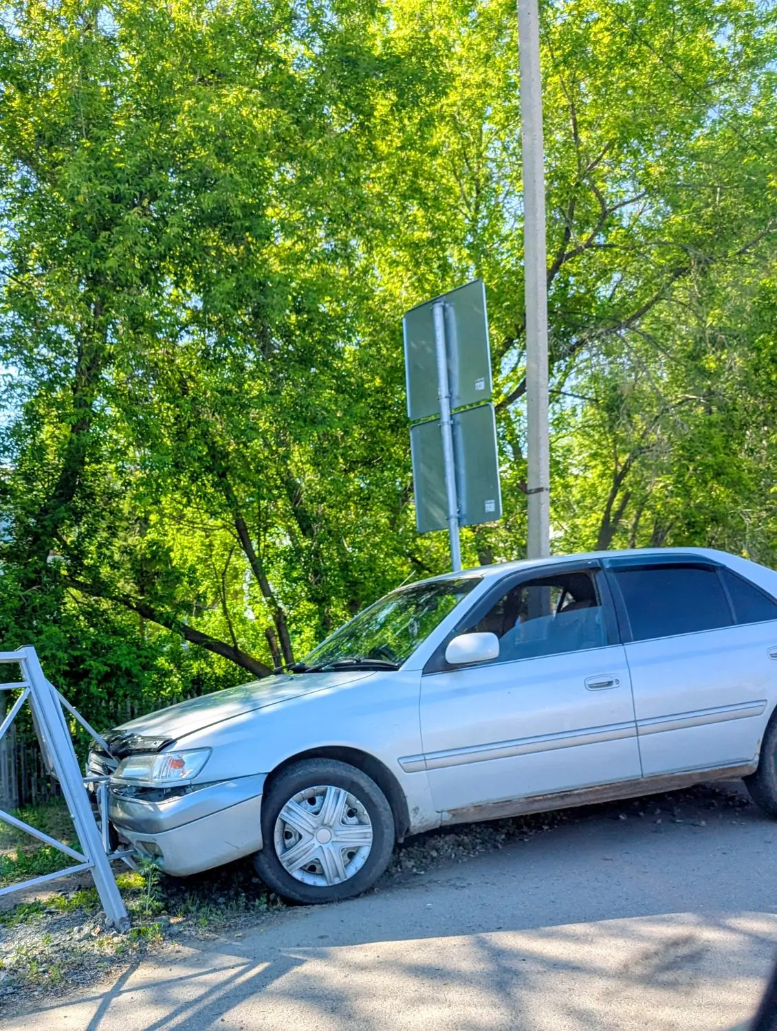 Вчера, 14 июня, залесовец на легковом  автомобиле въехал в ограждение от проезжей части около школы 