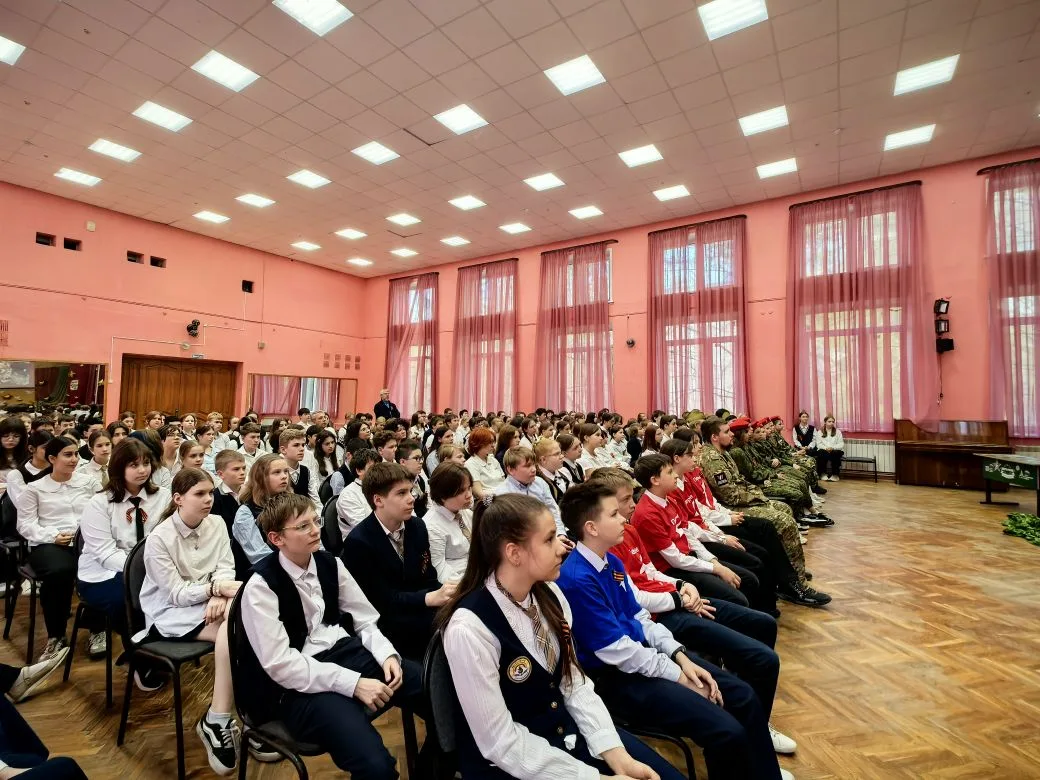 Сегодня в МАОУ СОШ №10 прошёл трогательный праздничный концерт, посвящённый Дню Победы! 🎶❤️ Это собы