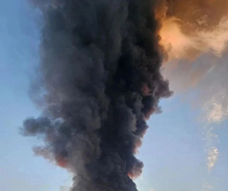 🥲 Сегодня в г. Усть-Лабинск на нефтебазу прилетел беспилотник.